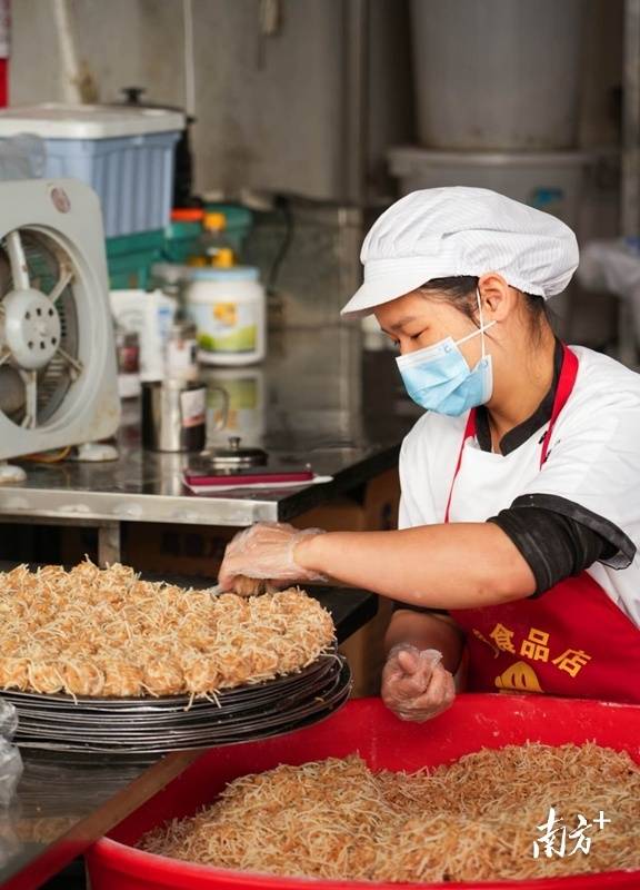 每逢圩日、節(jié)假日，李婷婷都要制作上百斤米粉圓。